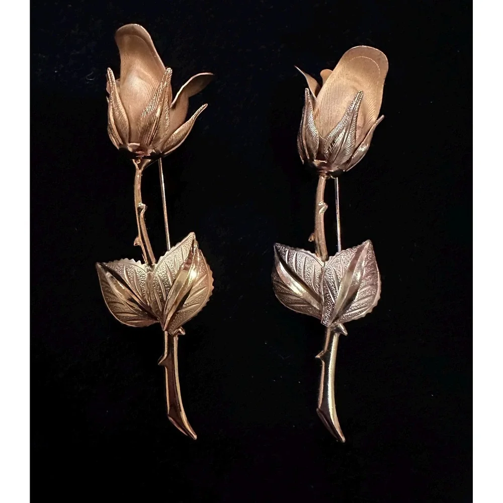 VTG gold tone set of two rose brooches unsigned